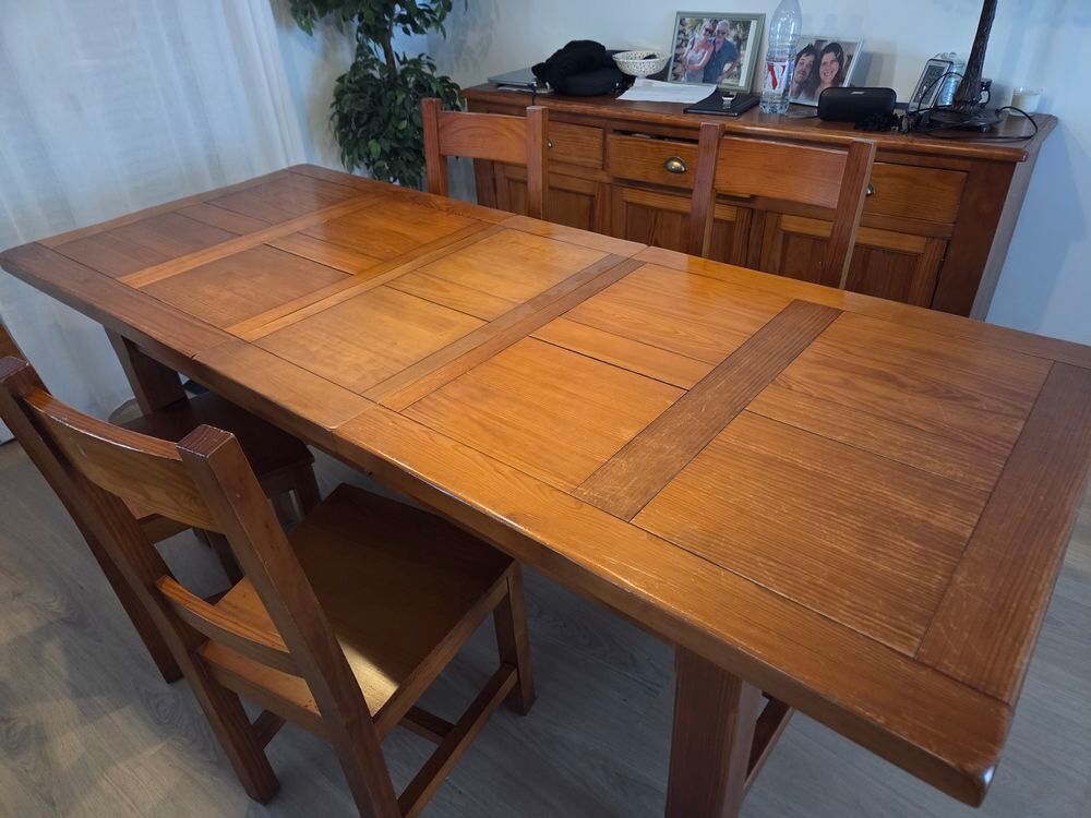 table pin massif et 4 chaises Meubles