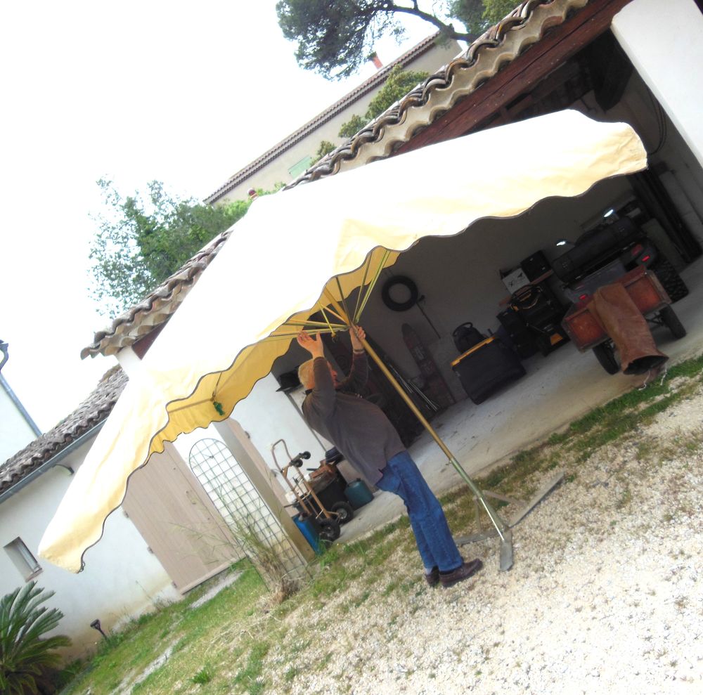 PARASOL DE MARCHE ETAT NEUF BEIGE Jardin