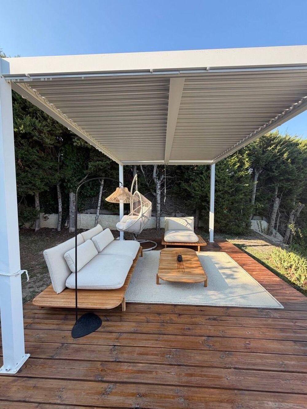 Mobilier d'ext&eacute;rieur : canap&eacute;, fauteuil et table. Jardin