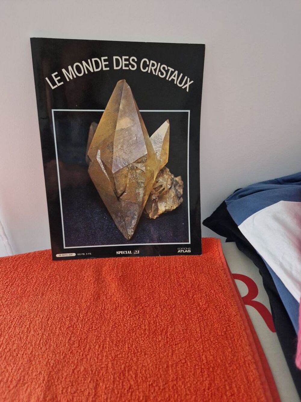 LE MONDE DES CRISTAUX Livres et BD
