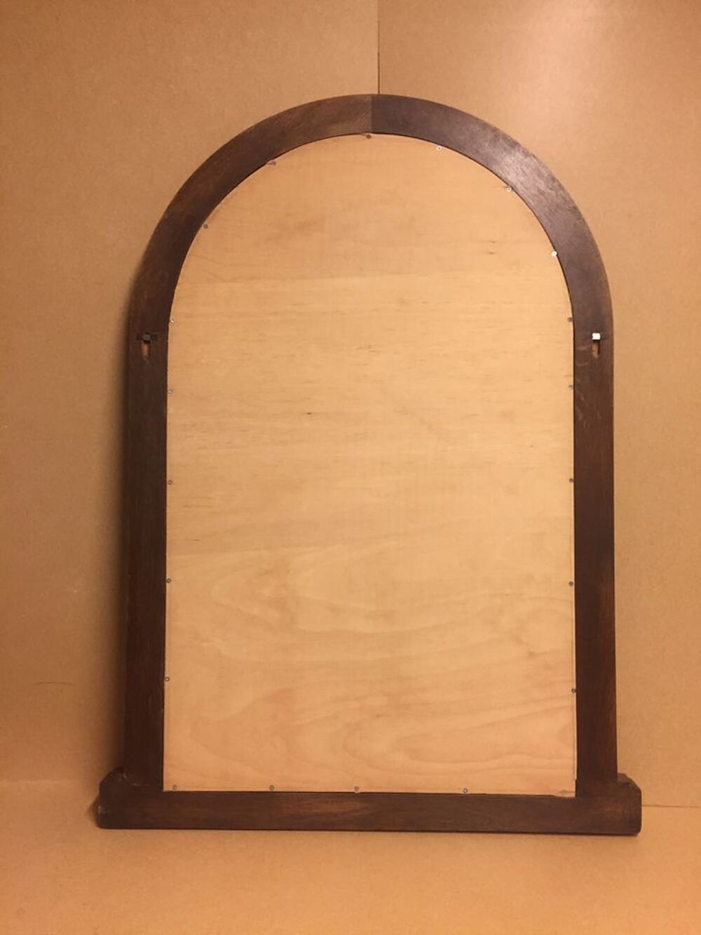 Miroir sur encadrement en ch&ecirc;ne fonc&eacute;
Meubles