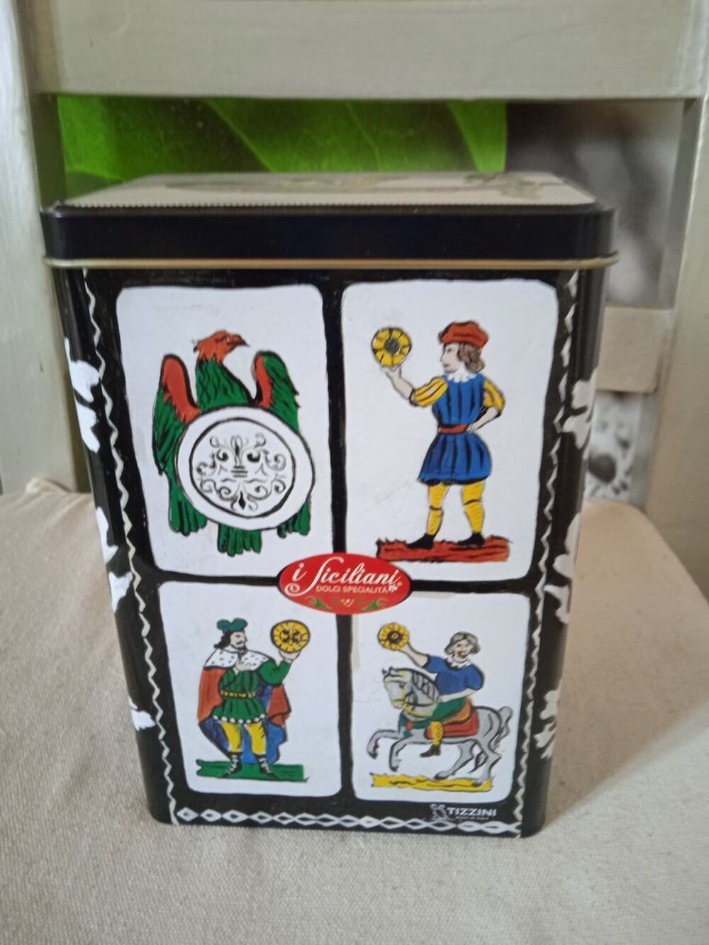 Boite en fer
i Siciliani
Excellent etat
Marque Tizzini 