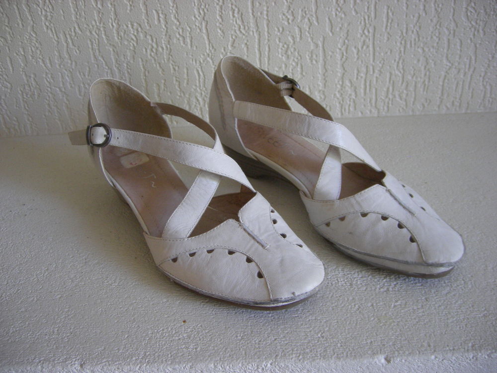 Chaussures &agrave; brides marque Sweet - Point 37 Chaussures