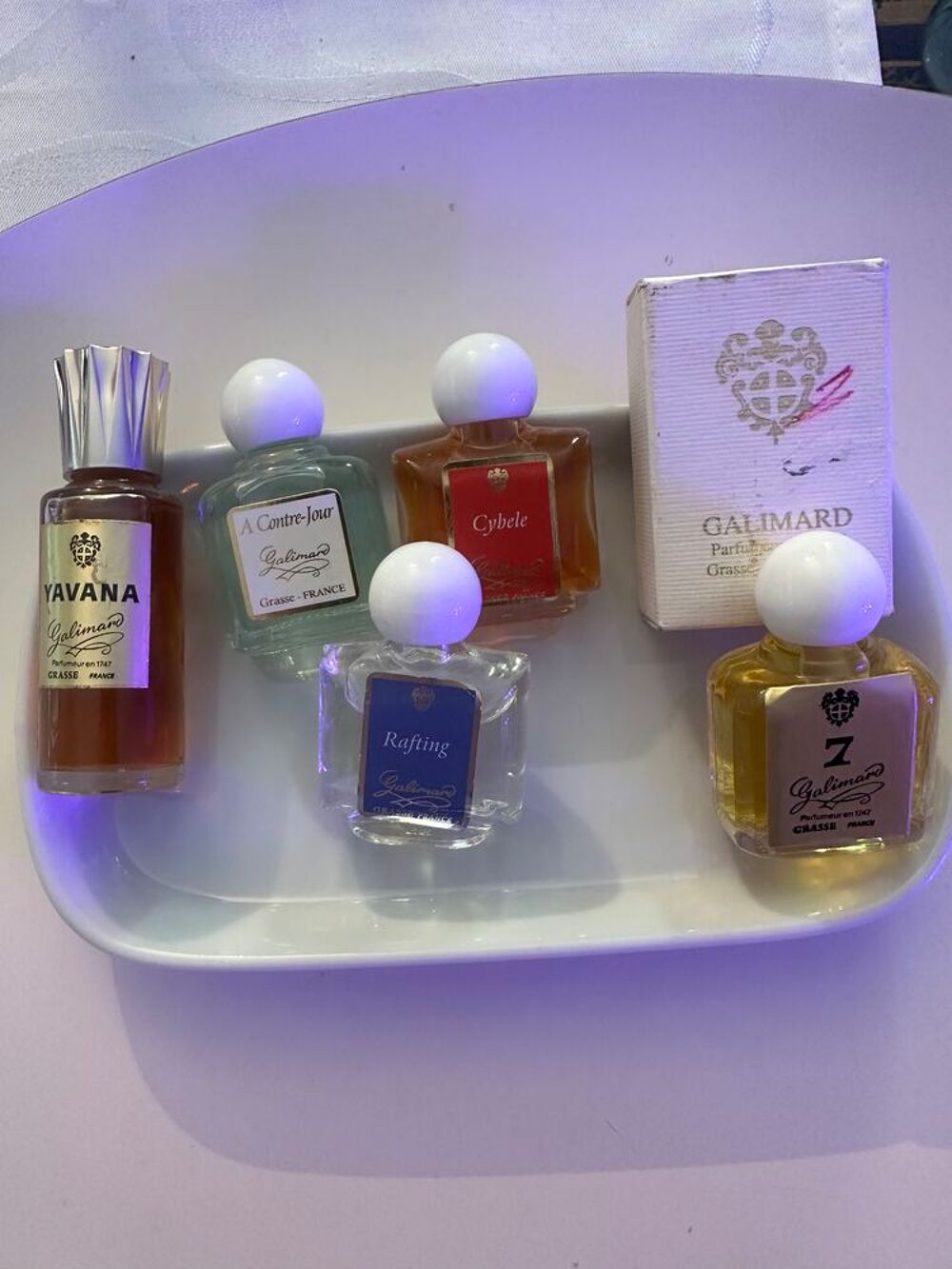 Lot de 100 miniatures de parfum de grandes marques 