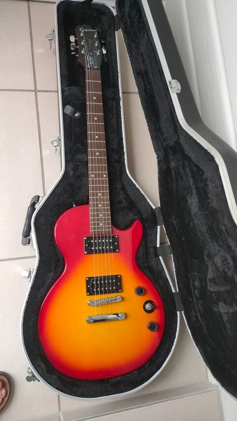 Guitare électrique Epiphone sunburst avec étui rigide .
Andernos-les-Bains (33)