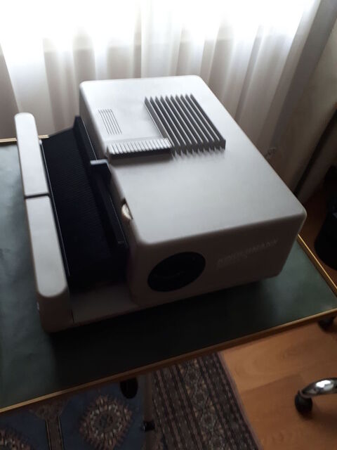 Projecteur diapos
Table support
Ecran 220 Valr�as (84)