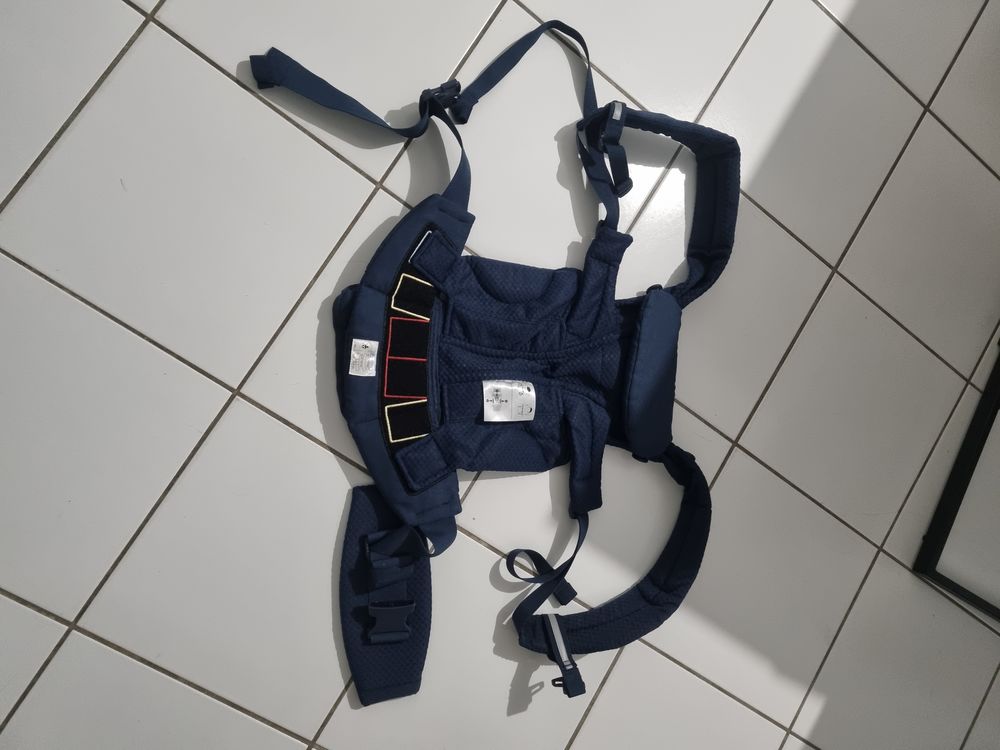 Porte b&eacute;b&eacute; / enfants en tissus compl&egrave;tement neuf &agrave; d&eacute;battre Puériculture