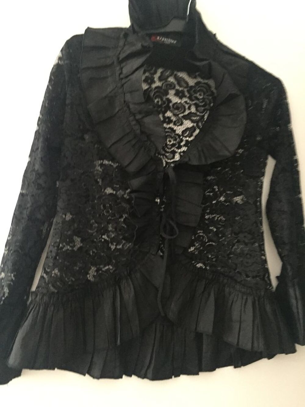 VESTE LEGERE EN DENTELLE NOIRE T. 38/40
Vêtements