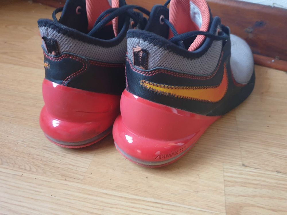paire de chaussures NIKE taille 45 Chaussures