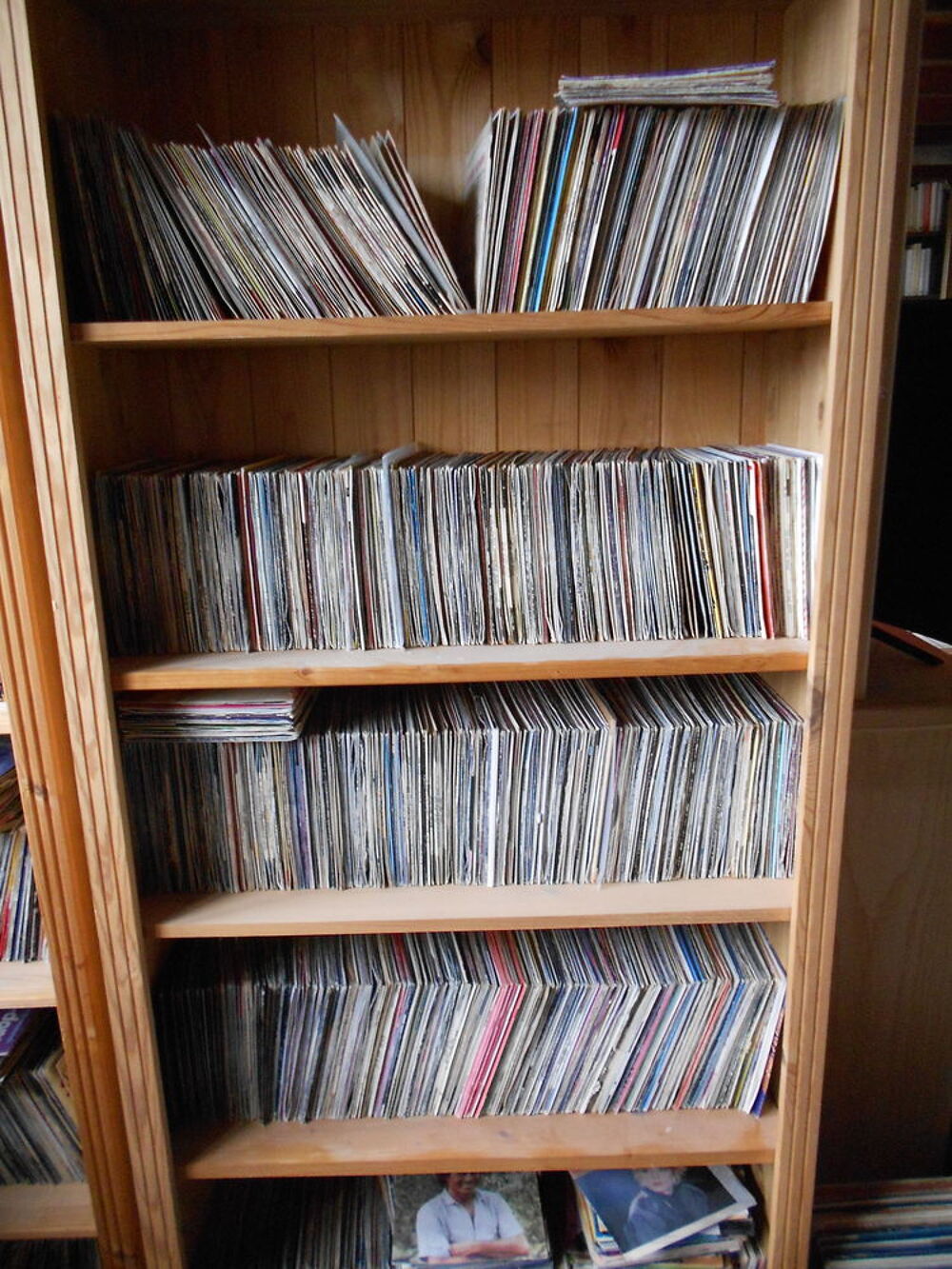 une tonne de vinyles CD et vinyles