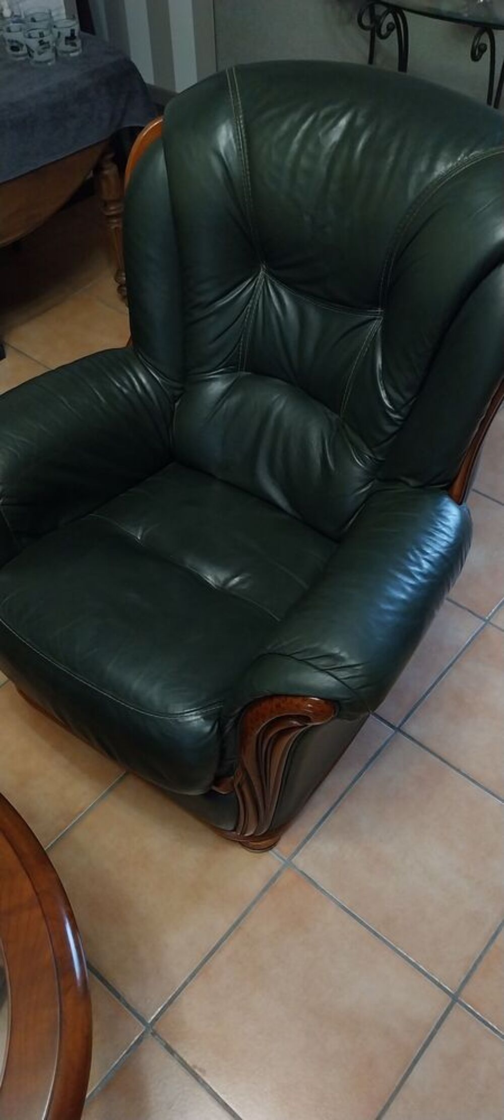 Deux fauteuils cuir v&eacute;ritable Meubles