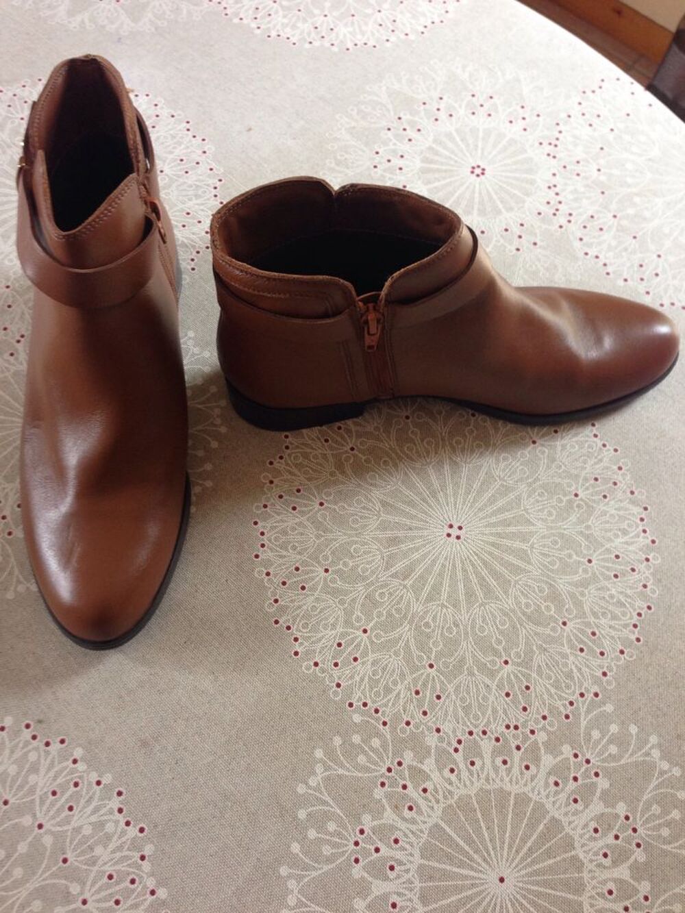 Chaussures &Eacute;ram cuir couleur camel.Boucles dor&eacute;es, 38. Chaussures