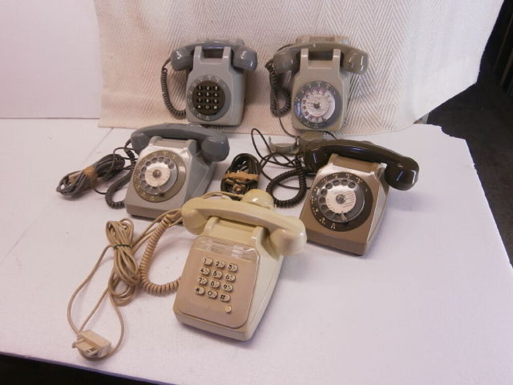 Collection de 5 t&eacute;l&eacute;phones et articles de t&eacute;l&eacute;phonies 