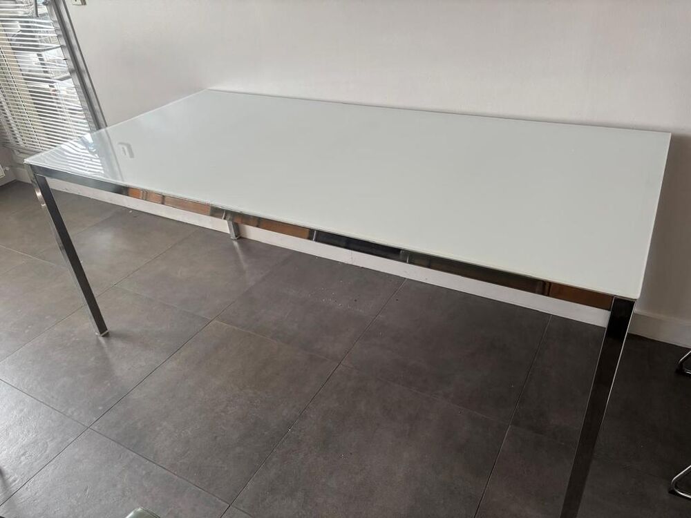 Table de salle &agrave; manger blanche en verre et en m&eacute;tal Meubles