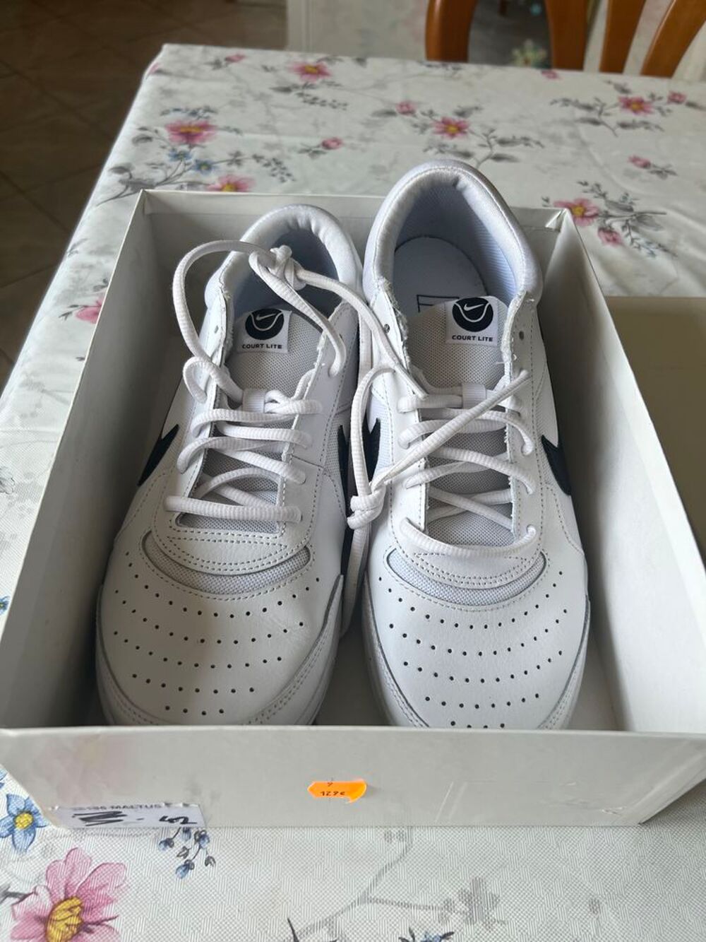 une paire de BASKET BLANCHE taille 42 Chaussures
