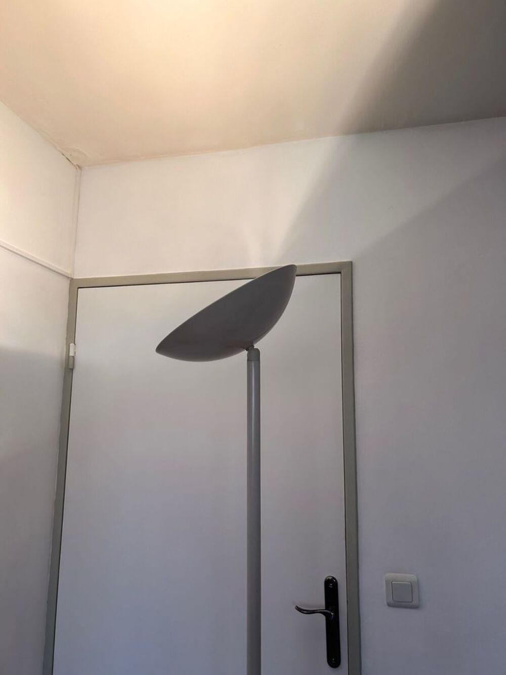 Lampadaire halog&egrave;ne blanc + 1 ampoule supll&eacute;mentaire Décoration