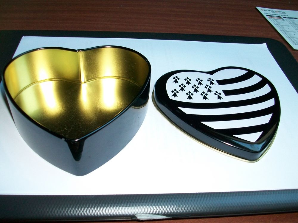 boite forme coeur avec embl&egrave;me de Bretzgne 