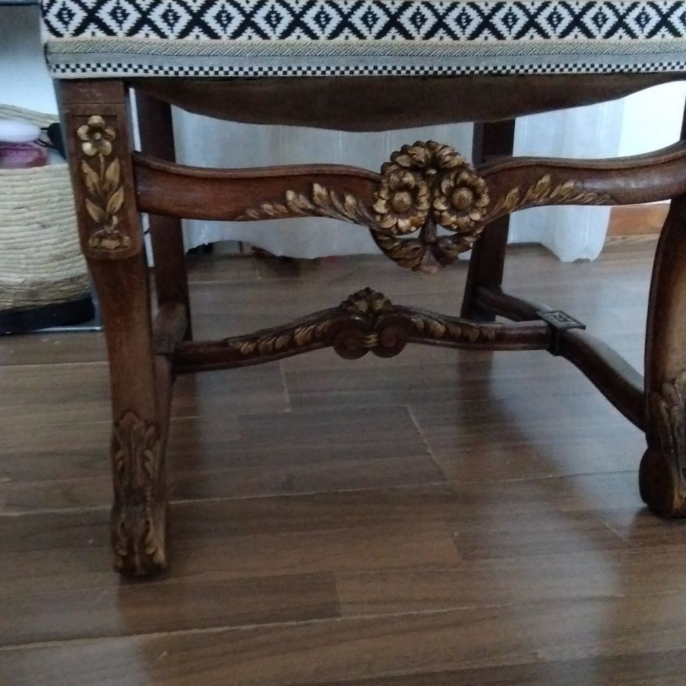 Quatre chaises style Louis XVI en bois sculpt&eacute; Meubles