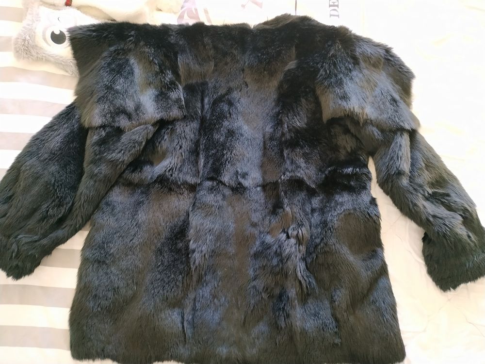 Veste en fourrure v&eacute;ritable noir
Vêtements