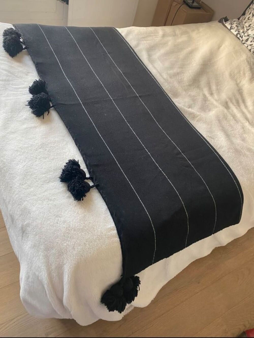Plaid marocain noir &agrave; pompons et fils argent Décoration