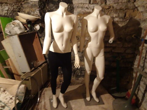 Lot de deux mannequins femme beige avec leurs socles Dijon (21)