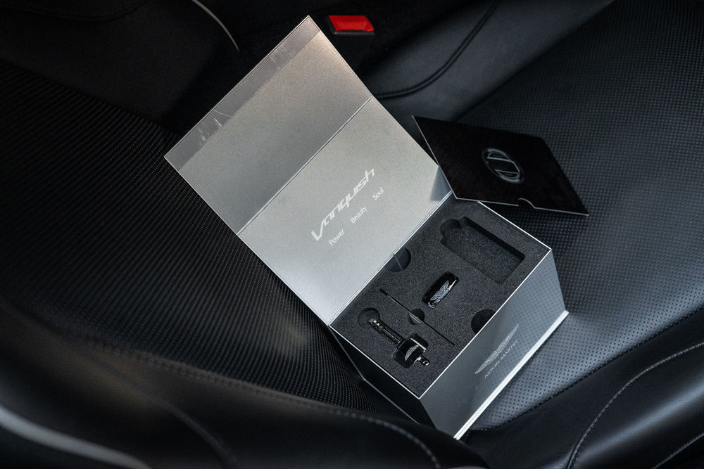Vanquish Aston Martin V12 *Faible kilom&eacute;trage / Carbone* 2017 occasion 75014 Paris