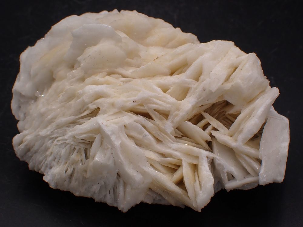 Baryte blanche cr&ecirc;t&eacute;e Mine de Baugis Saint-Bresson Gard 
