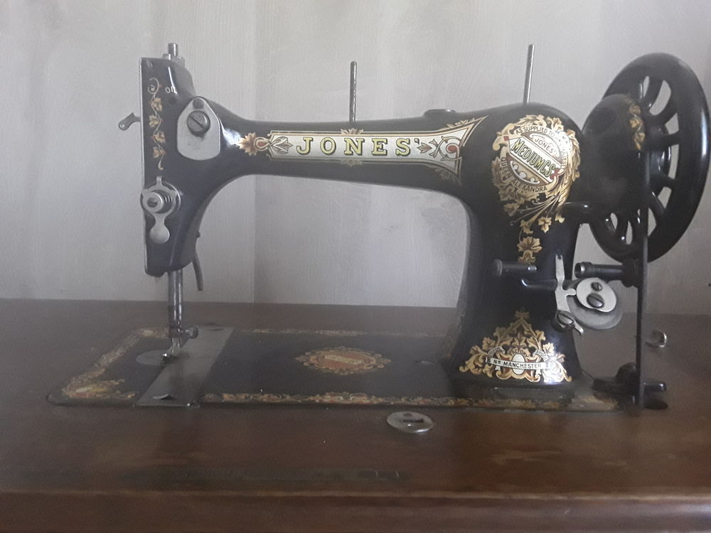 Machine &agrave; coudre ancienne Meubles