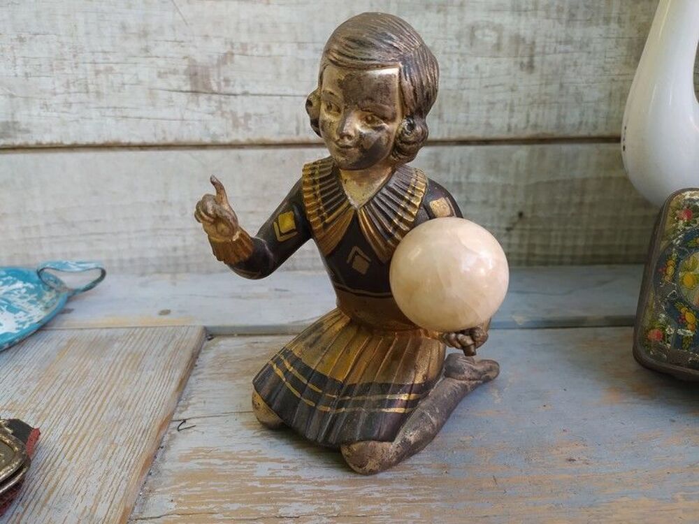 Sujet R&eacute;gule Fillette au Ballon Sculpture Art D&eacute;co 