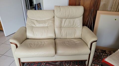 Canapé et fauteuil relax en cuir beige, bon état. 500 Arcachon (33)