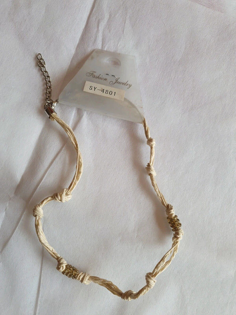 collier beige Bijoux et montres