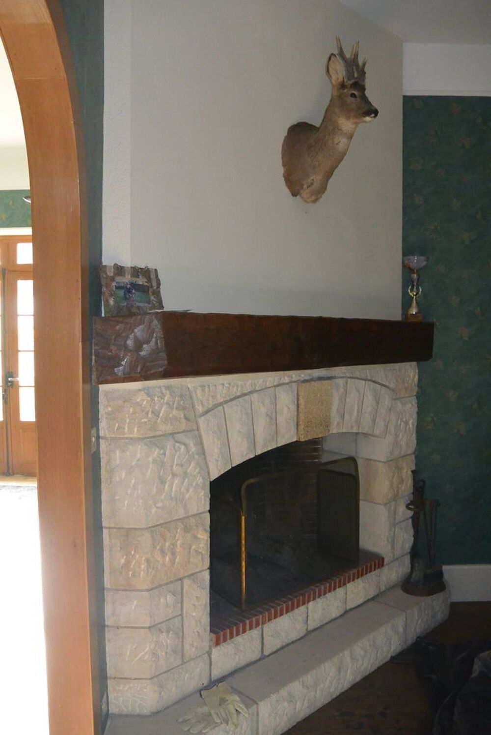 Chemin&eacute;e en pierre blanche
Décoration