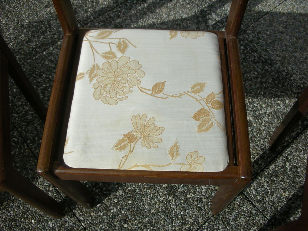 4 chaises Design Italien sans signature. Meubles