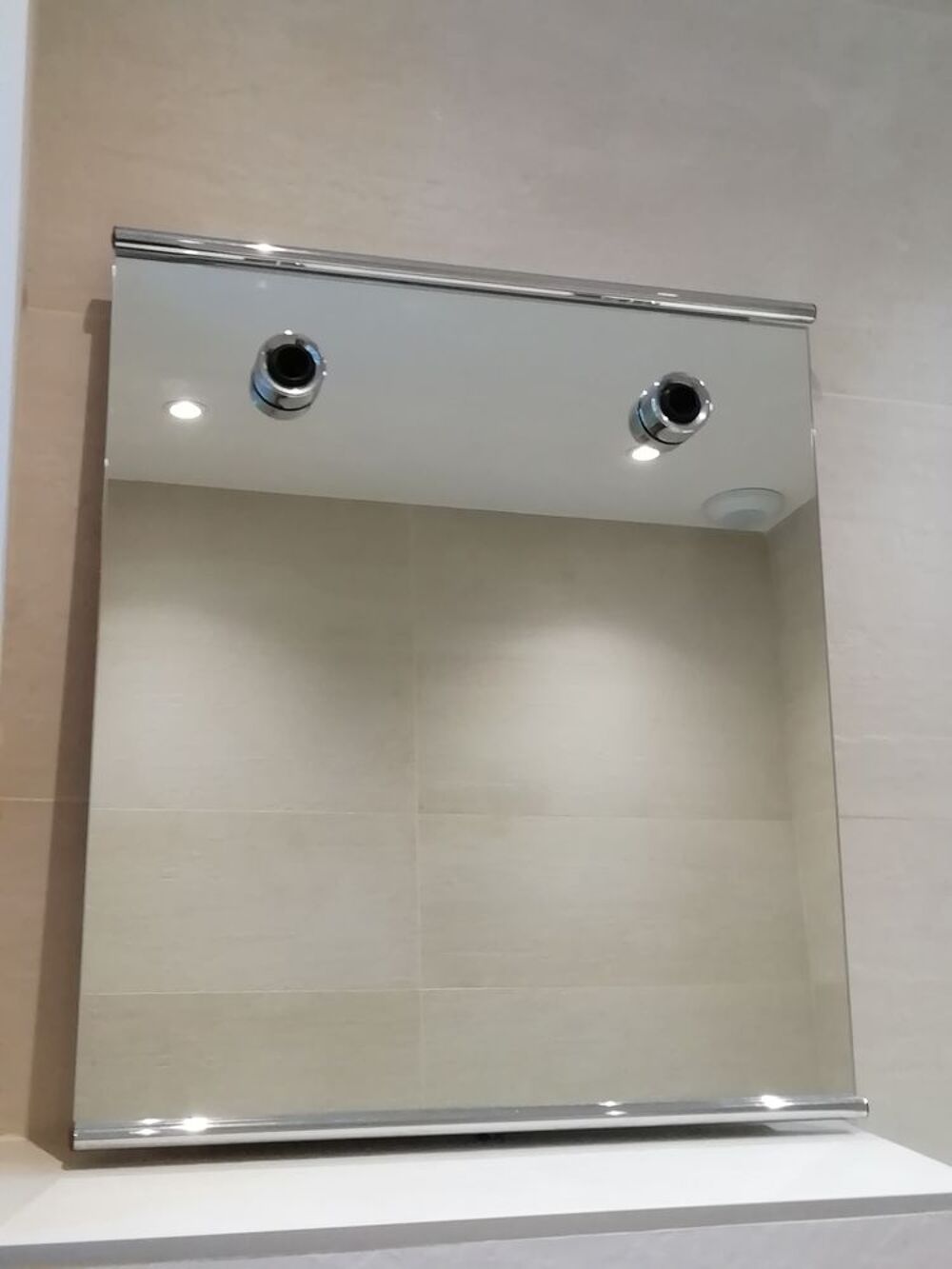 Miroir &eacute;clairant pour salle de bains Dcoration