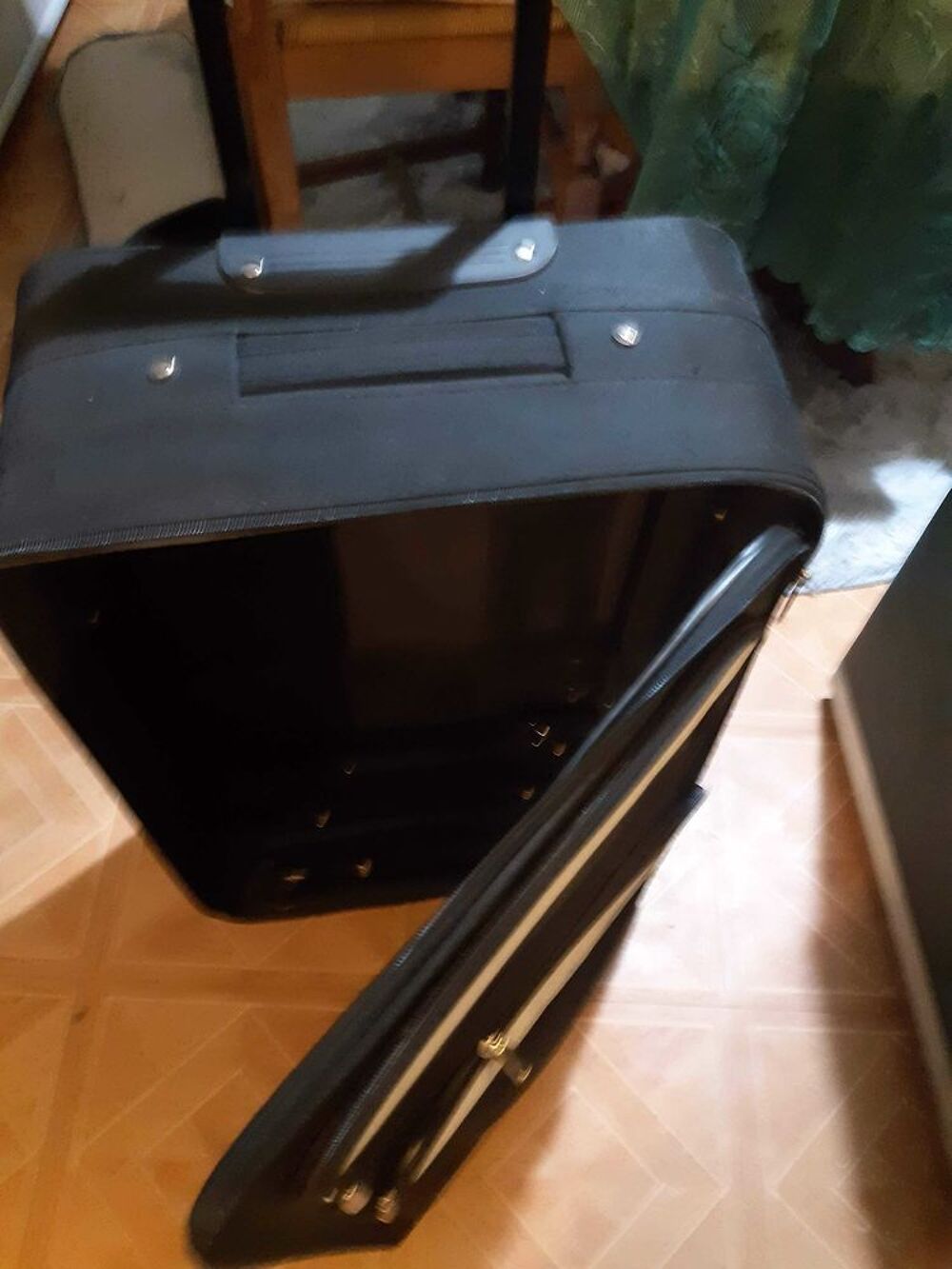 1 valise &agrave; roulettes 60cm Maroquinerie