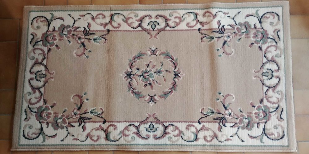 2 Tapis Neufs 13€ l'unit&eacute; les 2 &agrave; 22€ Largeur 60cm Longueur 1m10 A venir chercher sur place j'accepte que du liquide. Décoration