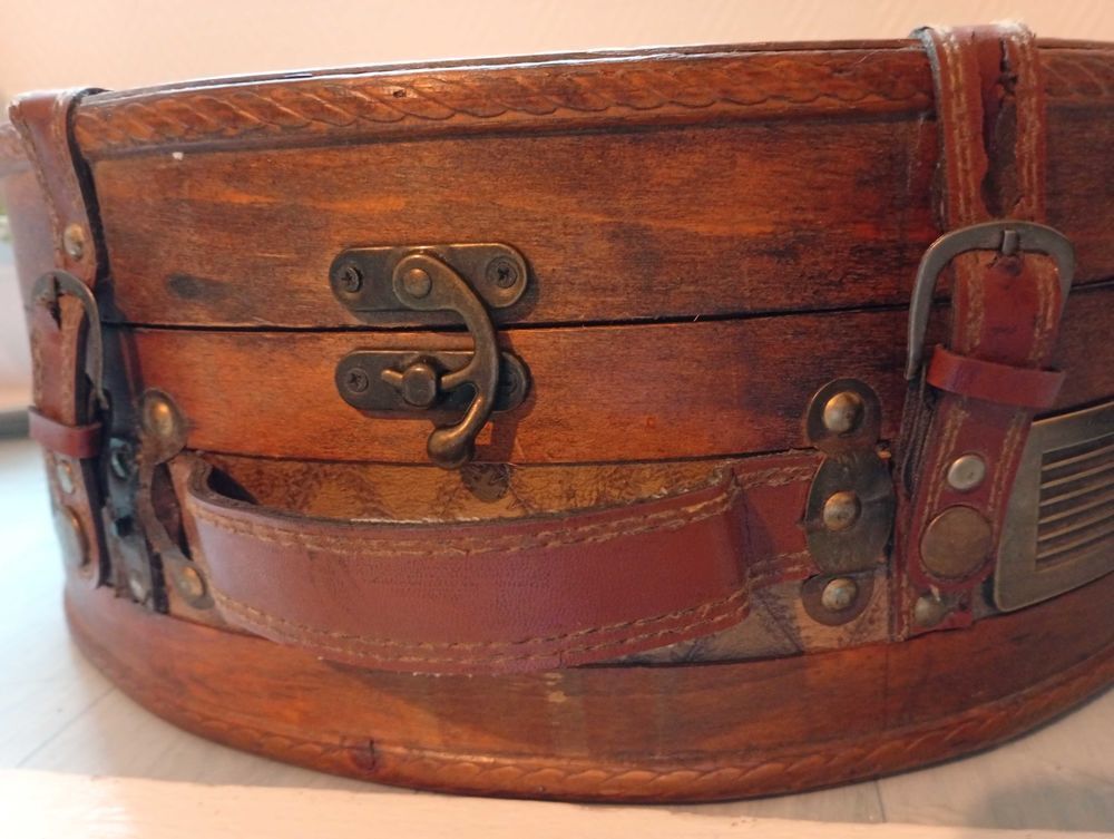 Tourne Disque, plus lecteur USB, Plus 2 baffles sur les c&ocirc;t&eacute;s, le tout dans tr&egrave;s belle valise en bois, &eacute;lectrique avec secteur 12v tr&egrave;s bon &eacute;tat 