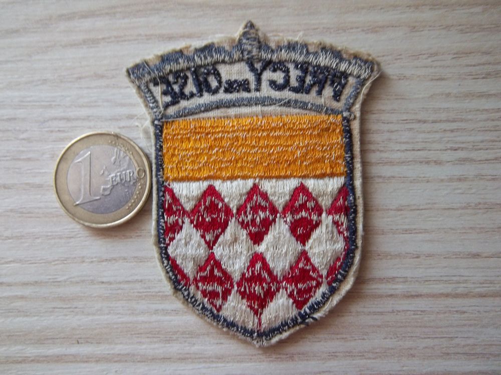 &eacute;cusson vintage Pr&eacute;cy-sur-Oise Hauts-de-France insigne colle 
