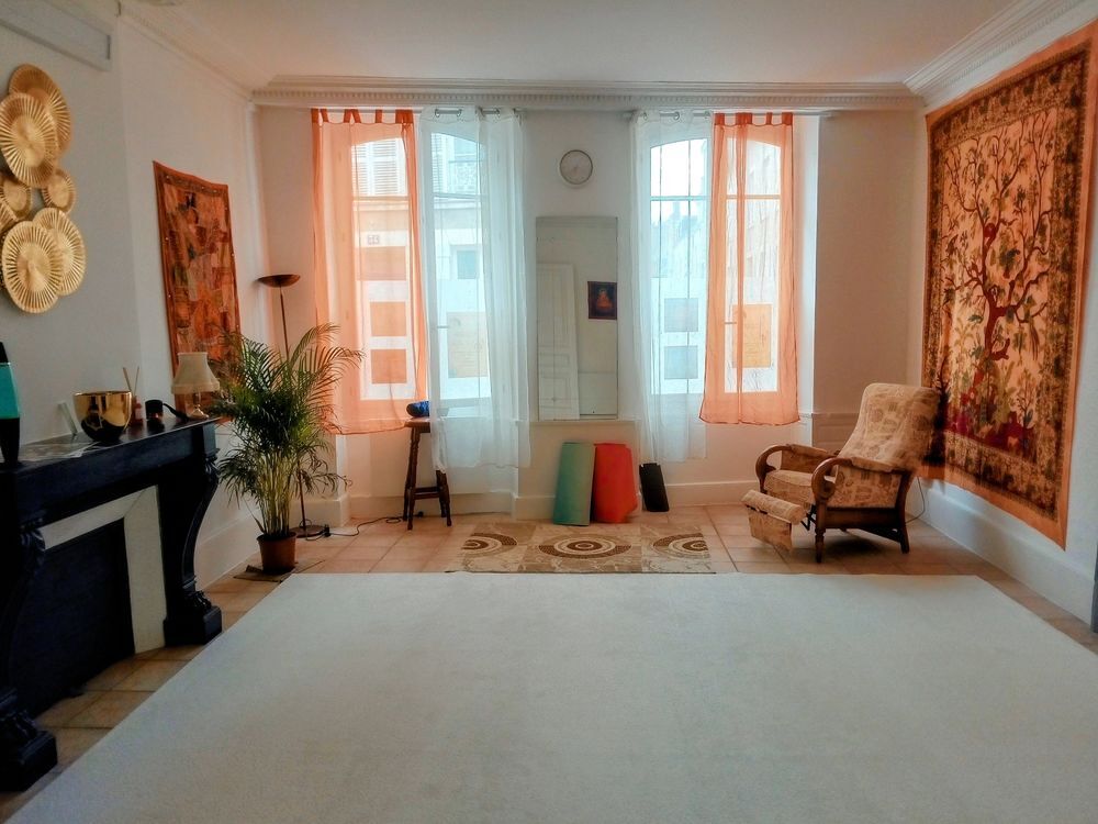 Grande moquette 4 m sur quatre m&eacute;tres sur quatre blanc cass&eacute; Meubles