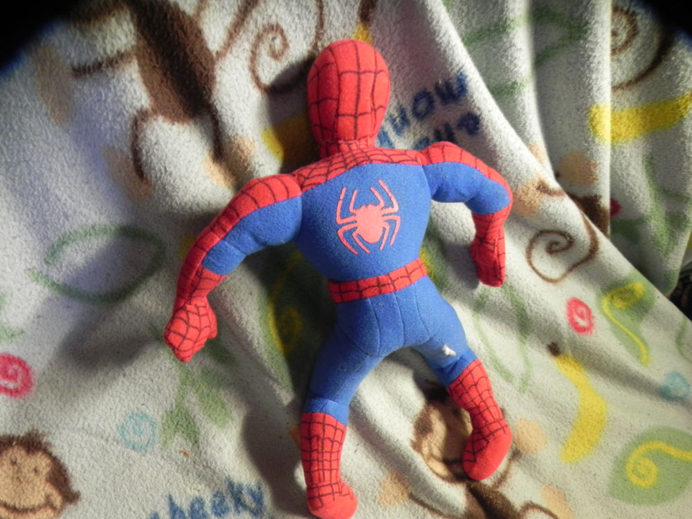 peluche Spiderman enfant, pratique &agrave; porter, tr&egrave;s bon &eacute;tat. Jeux / jouets