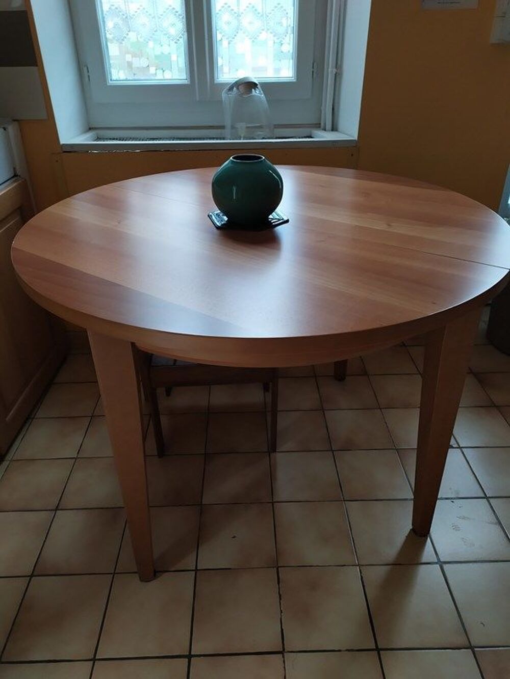 Table ronde + rallonge en h&ecirc;tre + nombreuses nappes Meubles