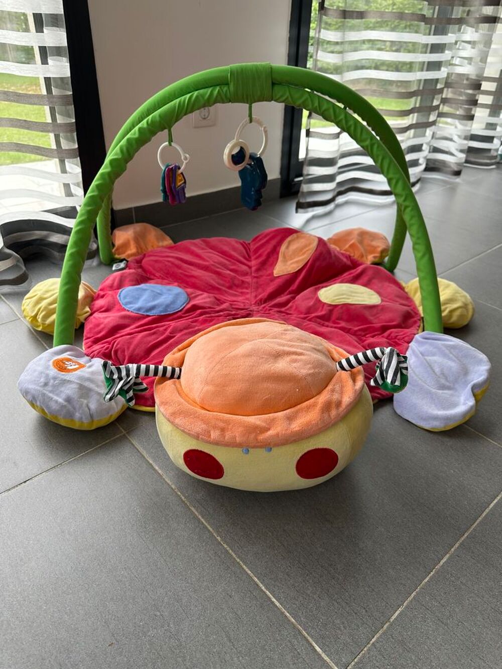 Tapis d'&eacute;veil avec arche et mobiles Pu�riculture