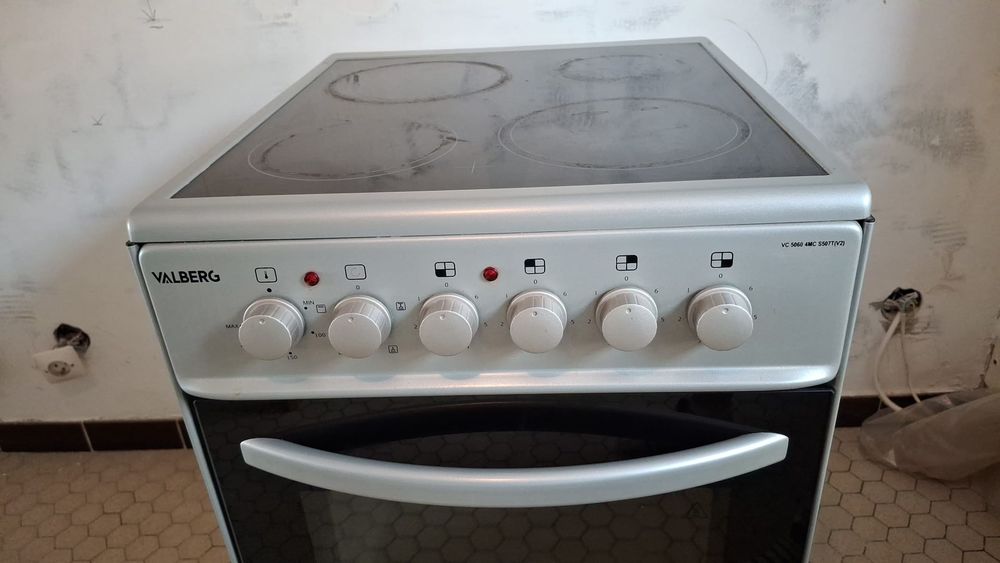 CUISINIERE VITROCERAMIQUE Electrom�nager