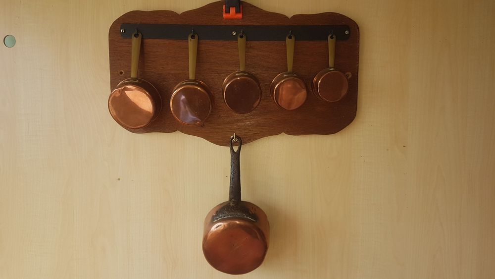 lot casseroles cuivre avec support Décoration