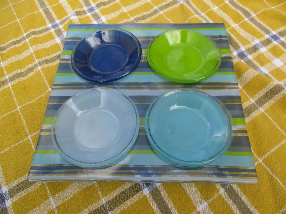 Plateau Ap&eacute;ritif Carr&eacute; de 22 cm avec 4 Coupelles en Verre - Cuisine