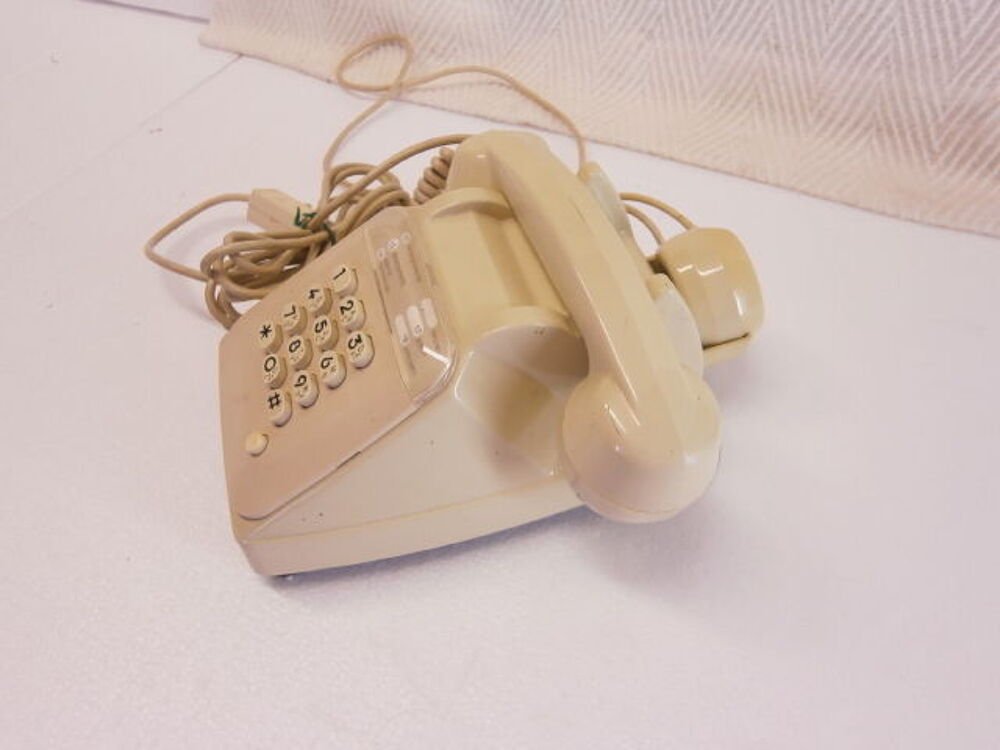 T&eacute;l&eacute;phone de collection S63 cr&egrave;me &agrave; touches avec &eacute;couteur 