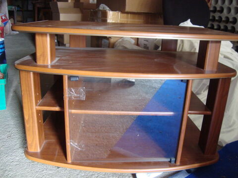 Meuble t�l� en bois 
sur roulettes 18 Villev�que (49)