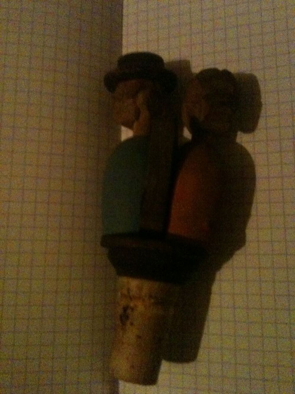 Joli bouchon sculpt&eacute; bois, couple personnages peints main Décoration