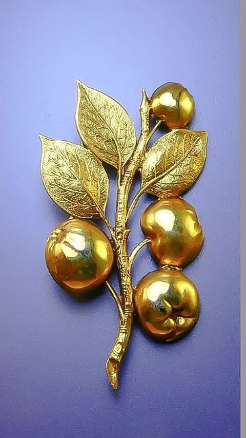 Belle broche en laiton dor� 15 Montargis (45)