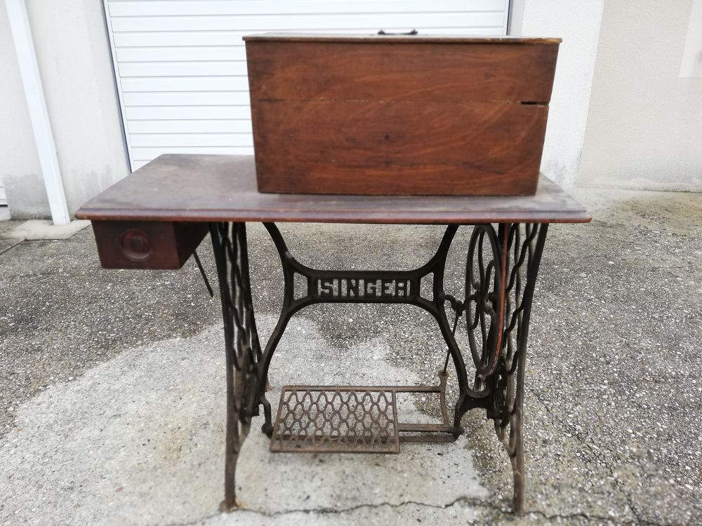 Machine &agrave; coudre Singer &agrave; p&eacute;dale sur table de 1916 Meubles